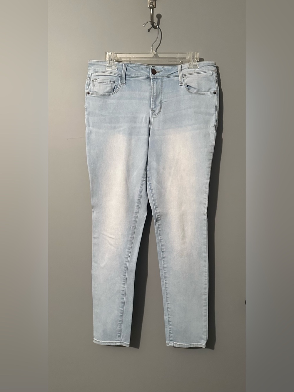 Old Navy Mid-Rise Rockstar Skinny Jeans in Light Blue Denim, Women’s size 12.
